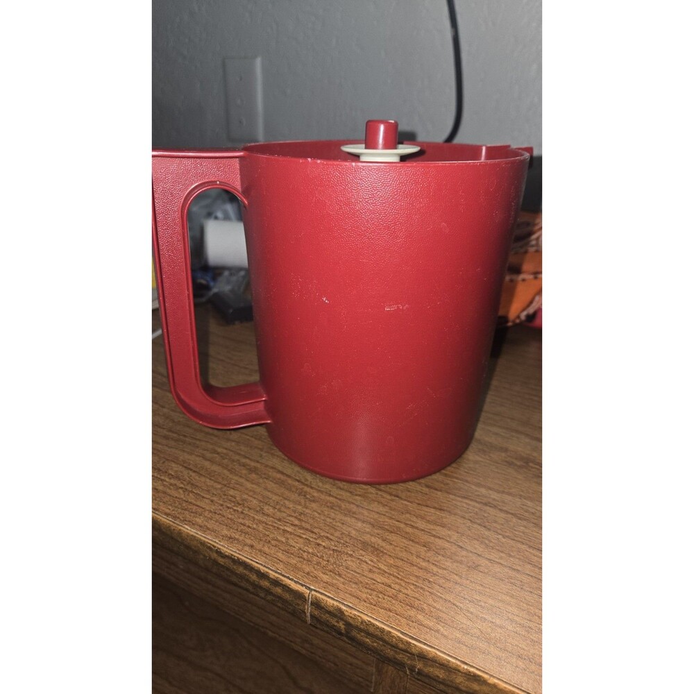 Vtg Tupperware Pitcher 1575-5 Harvest Red With Push Seal Lid 1.5 Quart USA